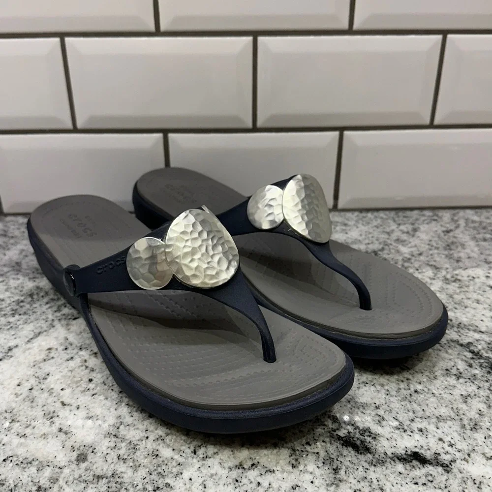 Crocs Women 10 Sanrah Hammered Circle Wedge Flip Flops Navy Grey Metallic Boho